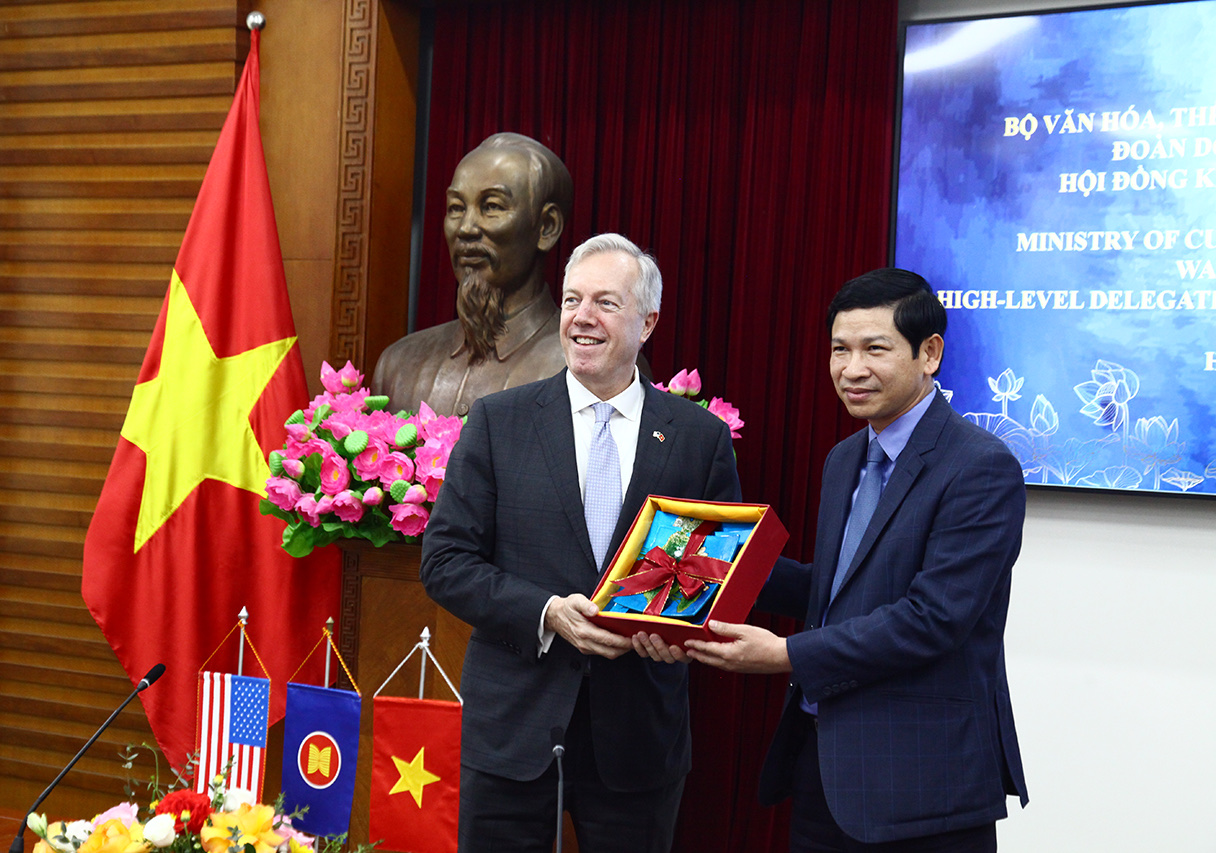 Thứ trưởng Hồ An Phong trao quà lưu niệm cho nguyên Đại sứ Ted Osius